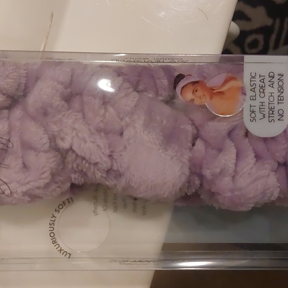 Urban Butterfly Fluffy Essential Beauty Headband NWT NEW in Box Lilac/Purple - Picture 4 of 5